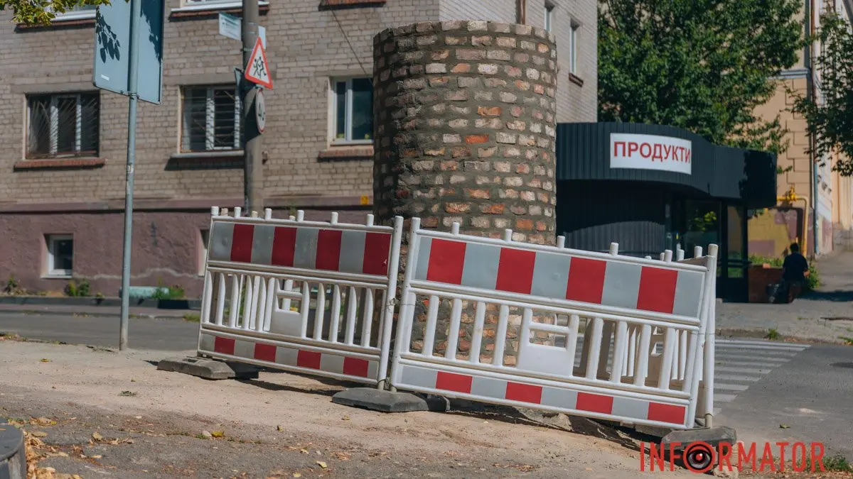 На місці афішної тумби, за демонтаж якої комунальників обіцяв особисто покарати Філатов, встановлюють нову