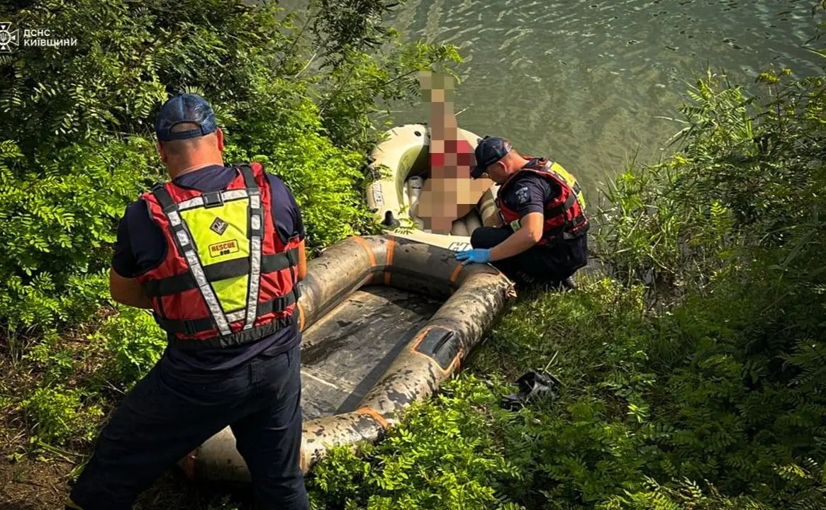 На Київщині рятувальники дістали тіло потопельника з водойми