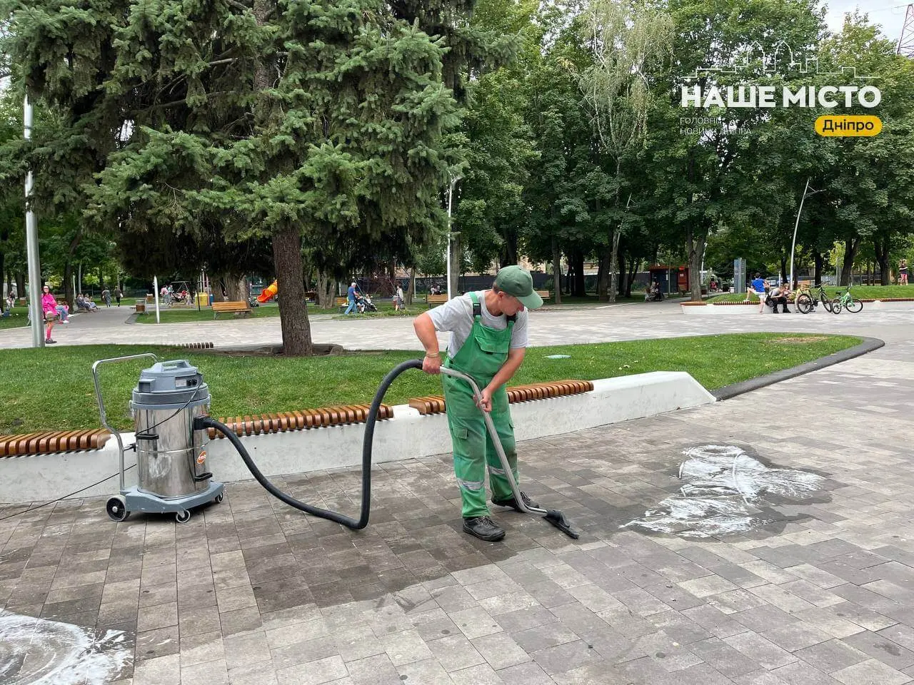 Благоустрій Дніпра: комунальники оновлюють парки та сквери