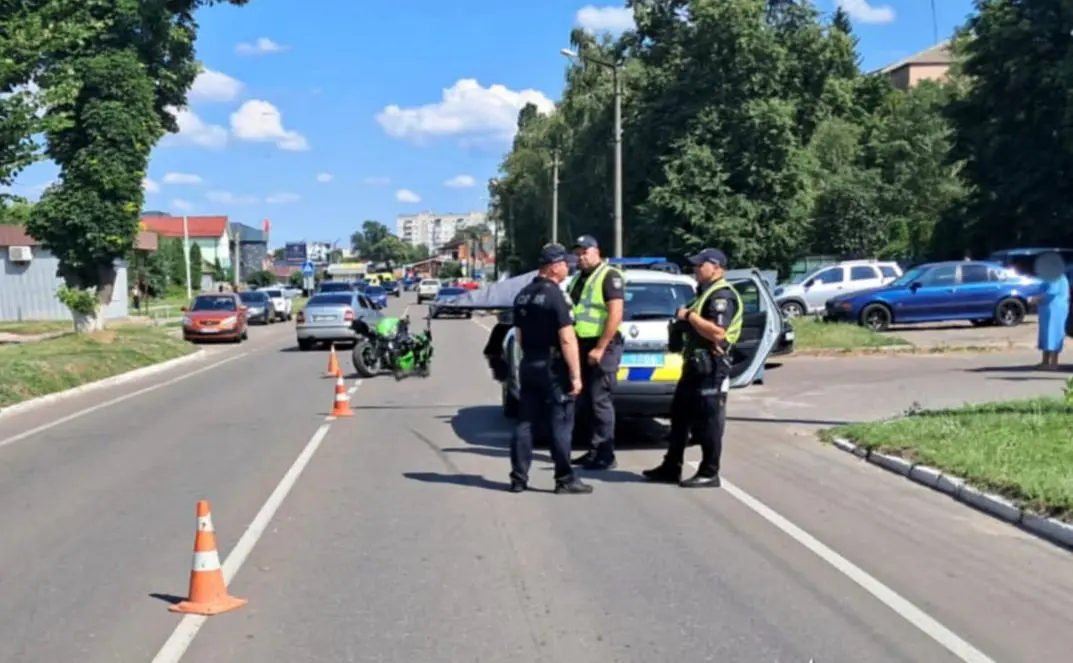 На Київщині водійка кросовера на смерть збила 32-річного мотоцикліста