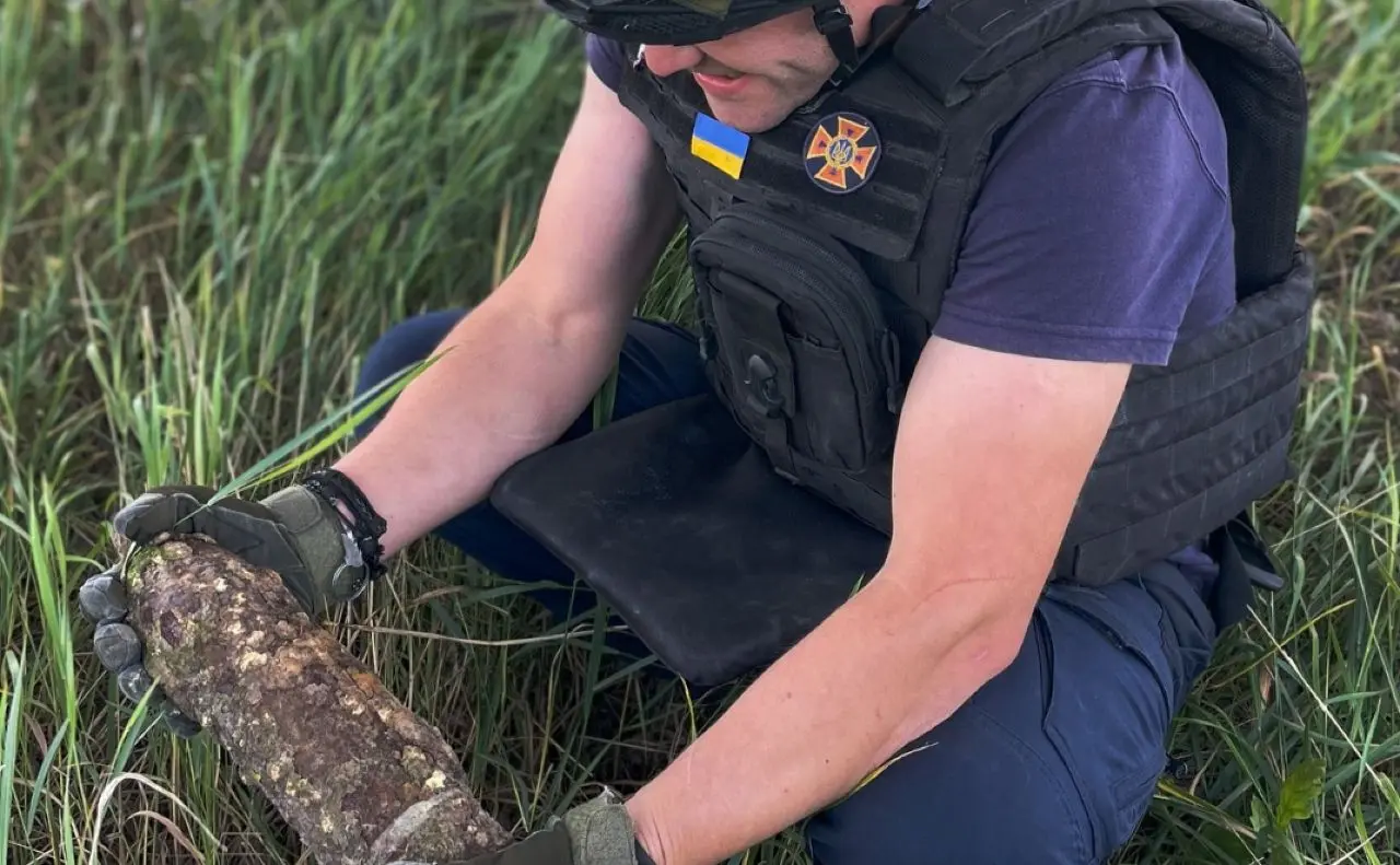 На Київщині господарі знайшли на власному городі снаряд