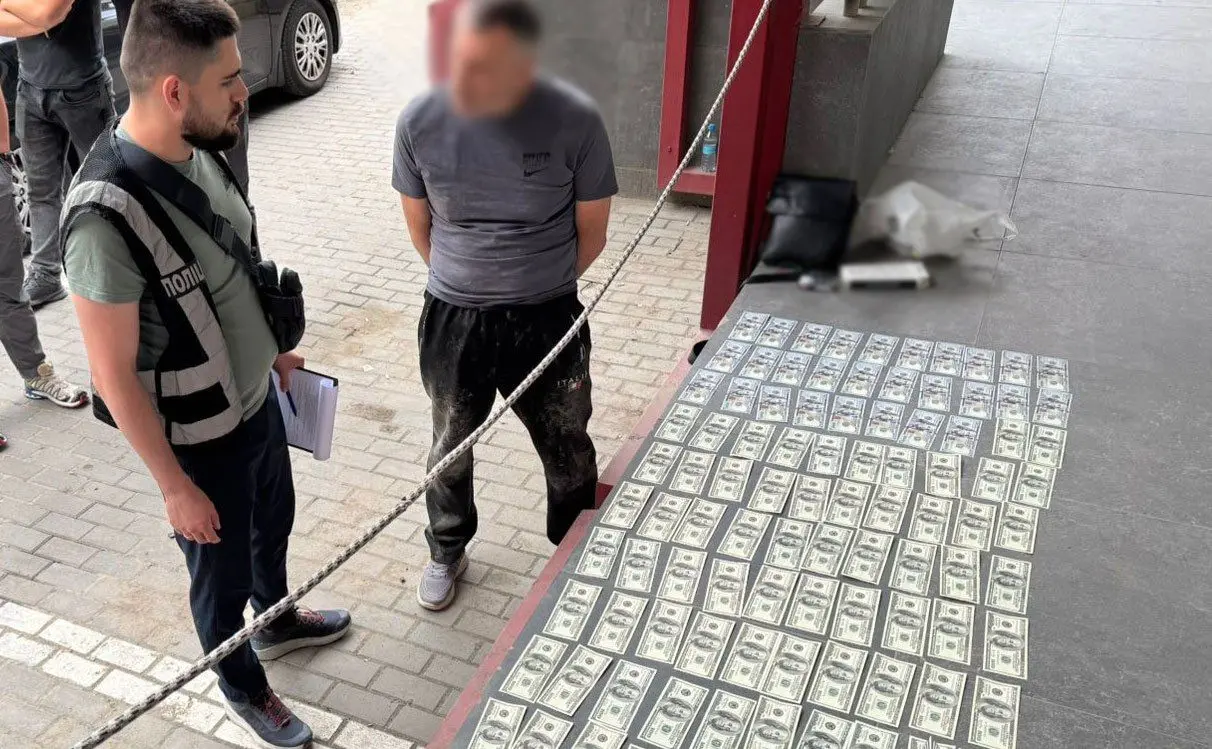 Вся підлога в доларах: поліція затримала організатора «турів» для ухилянтів