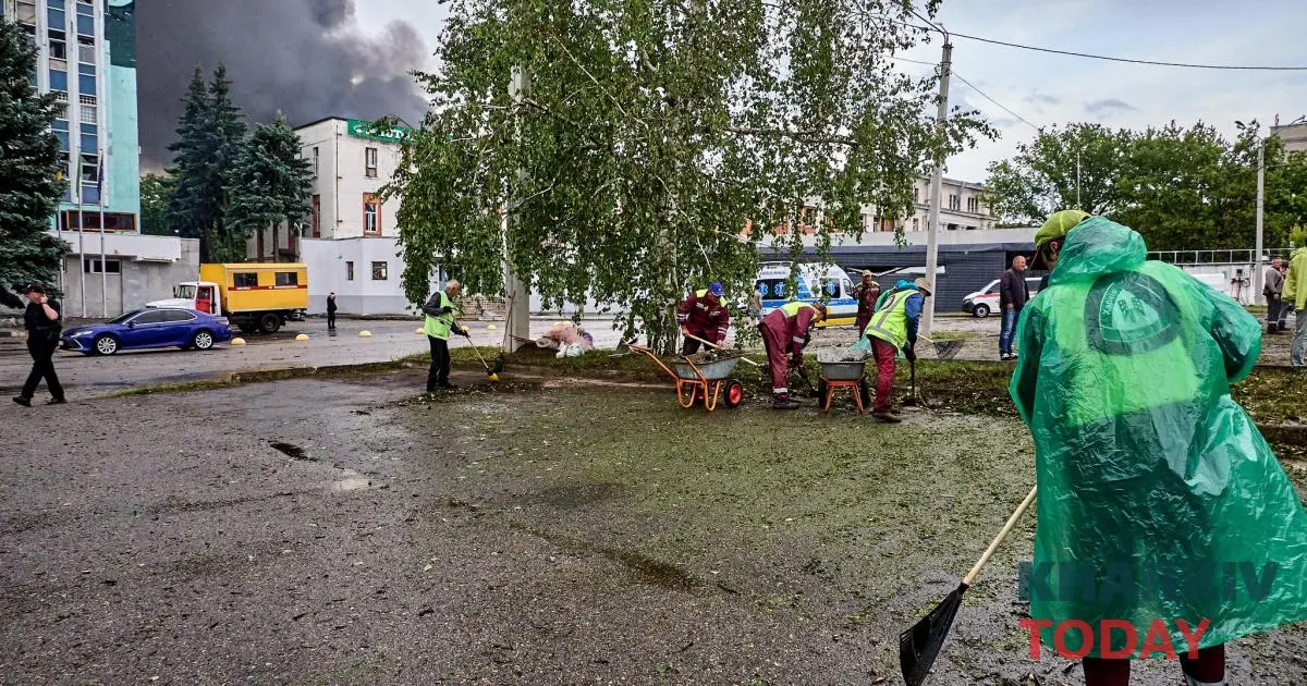 На заводі у Харкові, який бомбардувала РФ, знайшли тіло людини. Пошукова операція триває