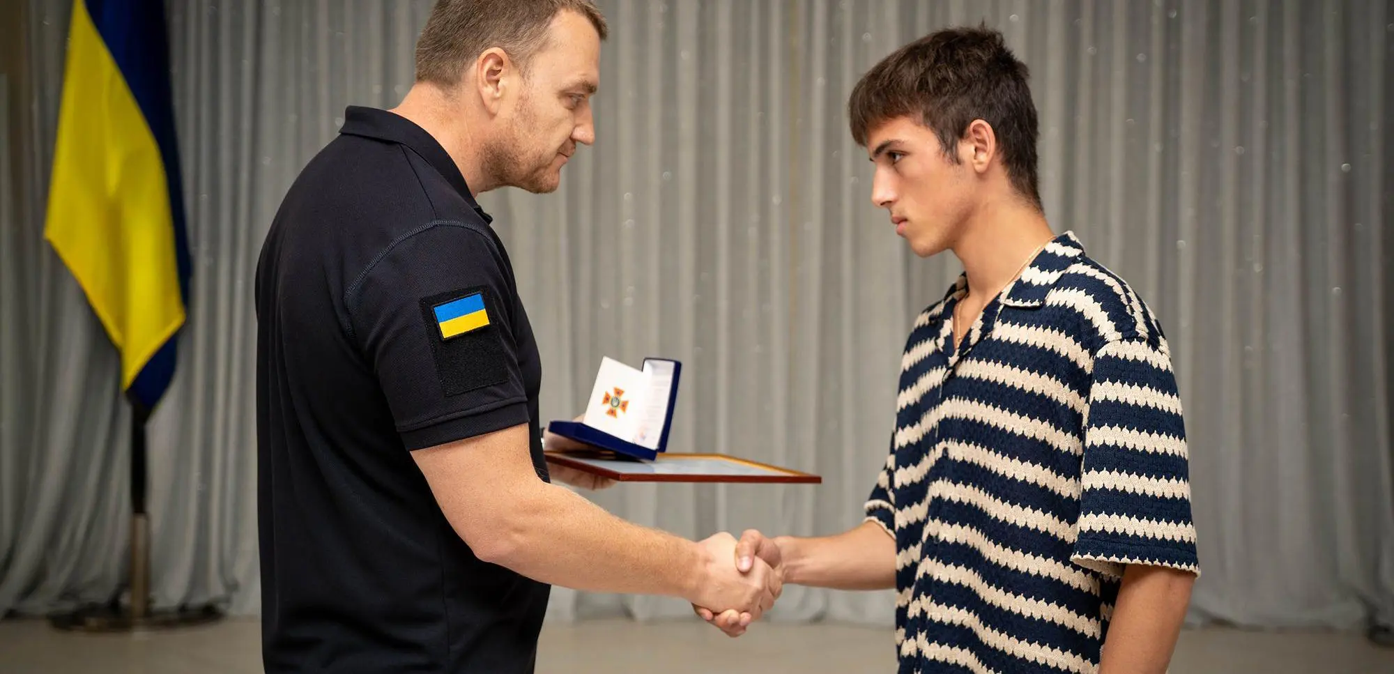 В ДСНС нагородили юнака з Одеської області, який врятував з-під завалів свого товариша