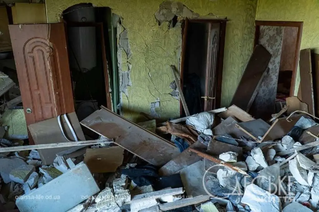 Ніч, яку не забуде Одеса: фоторепортаж із будинку, куди прилетів російський дрон