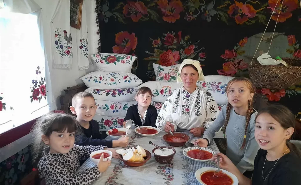 Борщ із душею: як у сільскому музеї на Одещині дітей вчили готувати святу страву