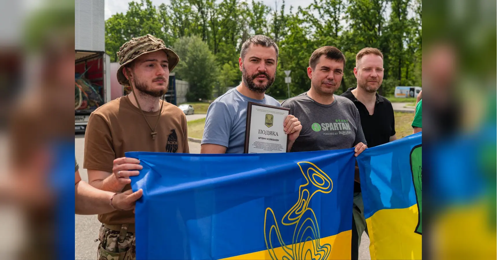 Ще 3 фури «Павутиння»: Кіноспілка на чолі з Артемом Колюбаєвим передала нову партію антидронових сіток для фронту