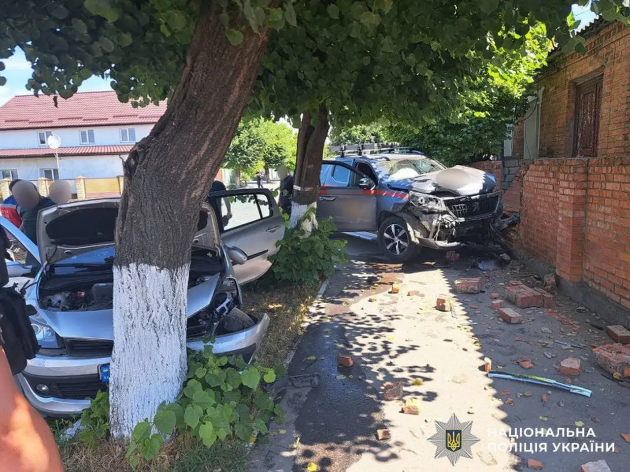 На Вінниччині внаслідок ДТП Peugeot в’їхало в стіну, а Renault в дерево: є постраждалі