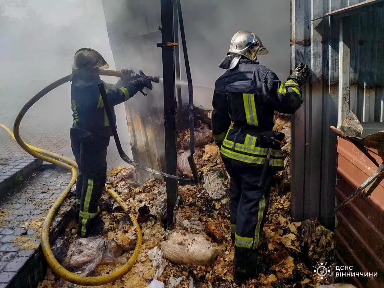Неподалік Вінниці рятувальники гасили пожежу на підприємстві