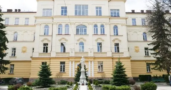 Львівську акушерку покарали штрафом за побиття колеги в пологовому залі