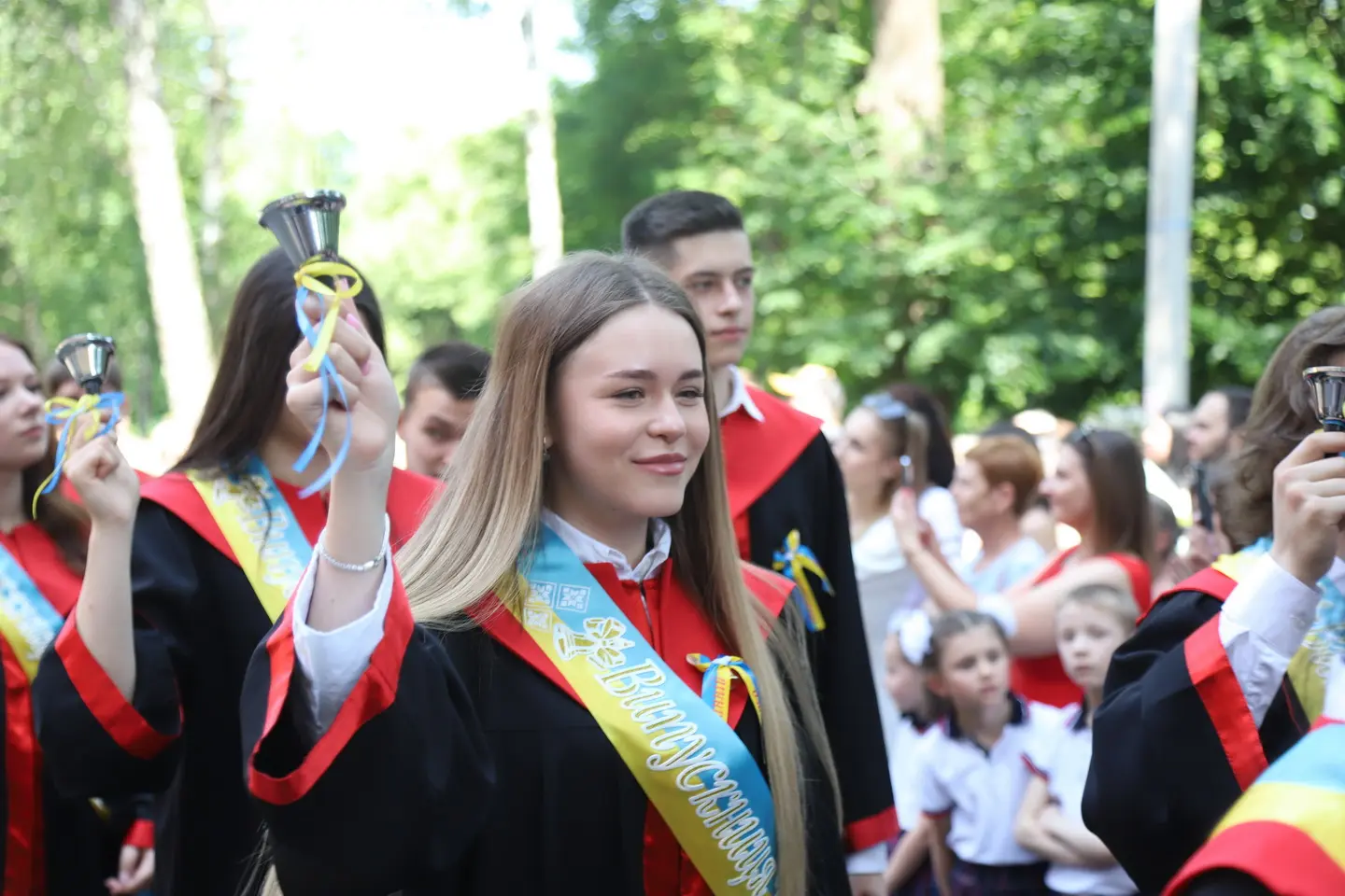 Останній дзвоник пролунав для школярів у Вінниці: фоторепортаж