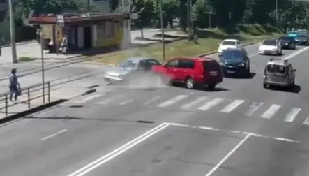 У Вінниці камери зафіксували, як Nissan зіштовхнувся з Lada