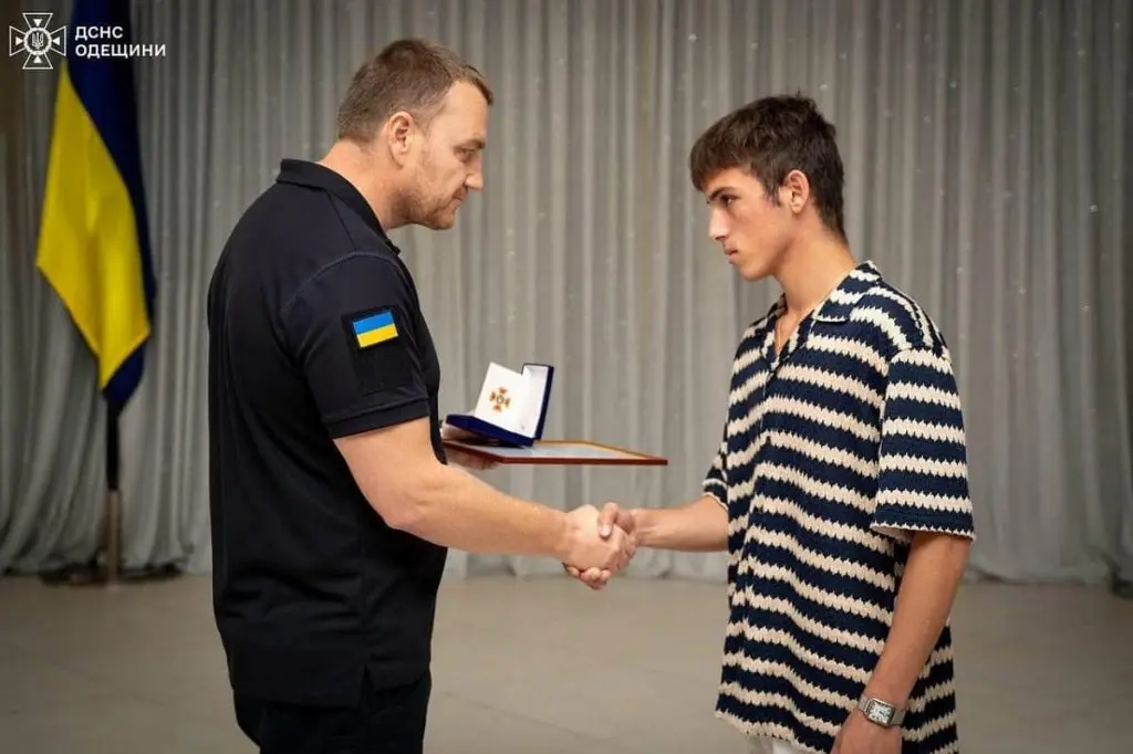 Юний герой Одещини: підліток, який врятував друга після удару по ліцею, отримав нагороду від рятувальників