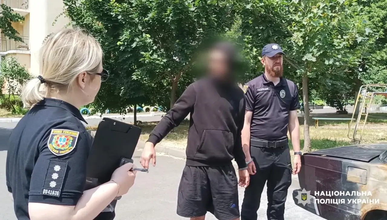 Правоохоронці затримали двох хлопців за підпал авто одеситки