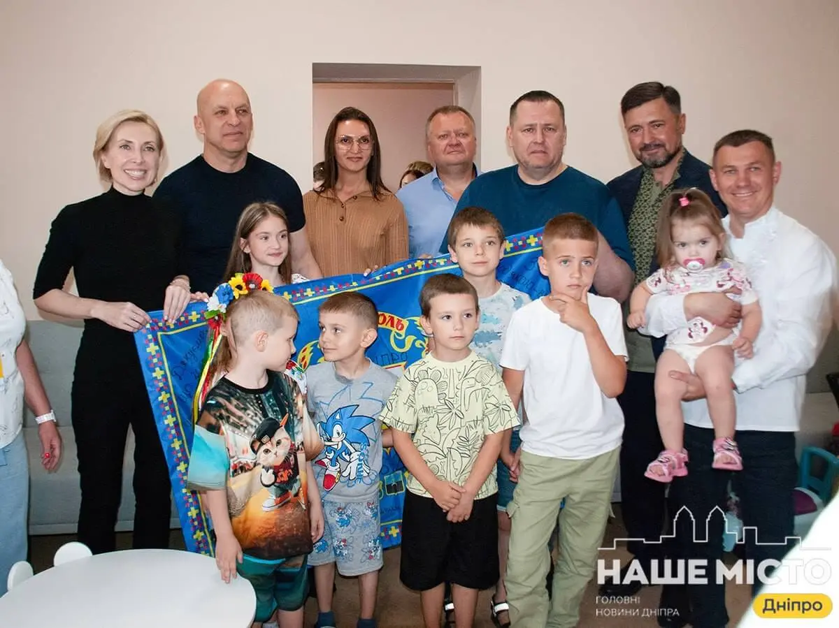 У День Конституції комфортне житло в Дніпрі отримали 36 сімей маріупольців