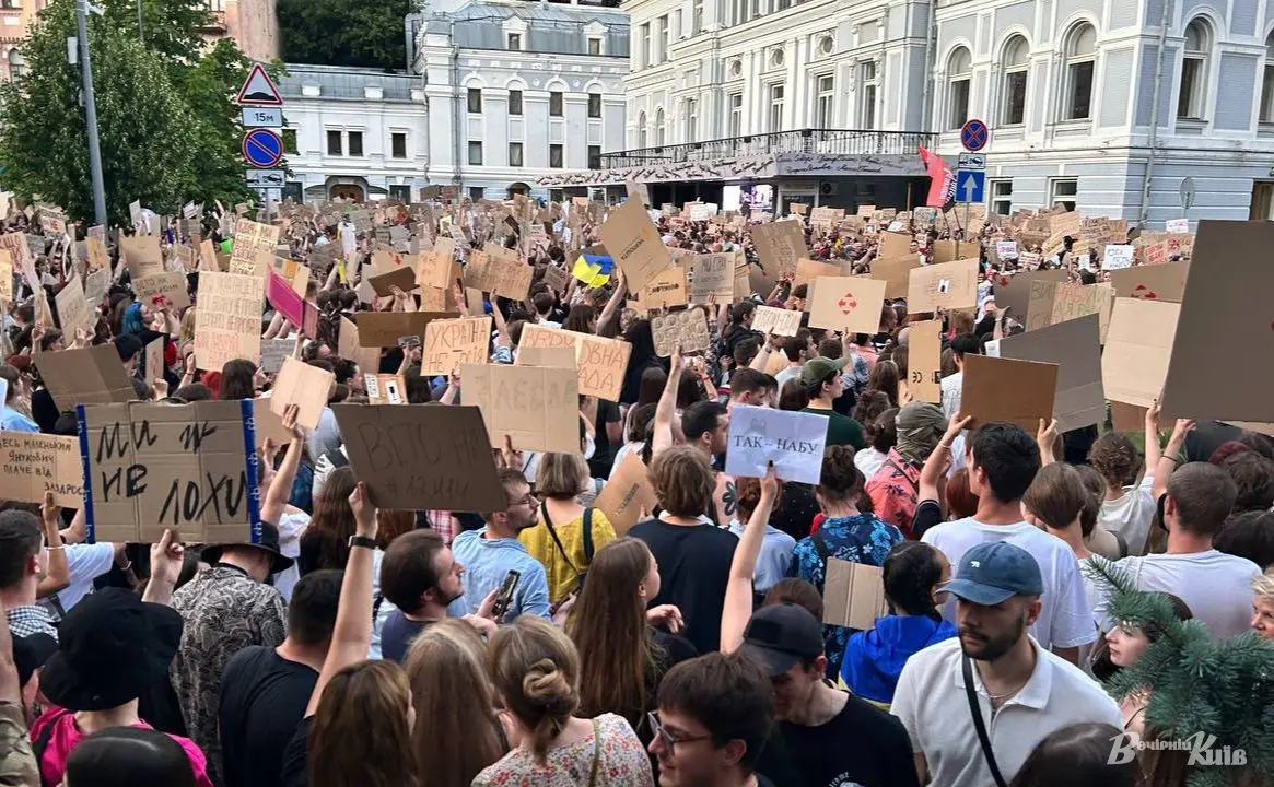 У Києві тисячі людей вийшли на акцію протесту проти закону, який нівелює незалежність НАБУ та САП. ФОТО