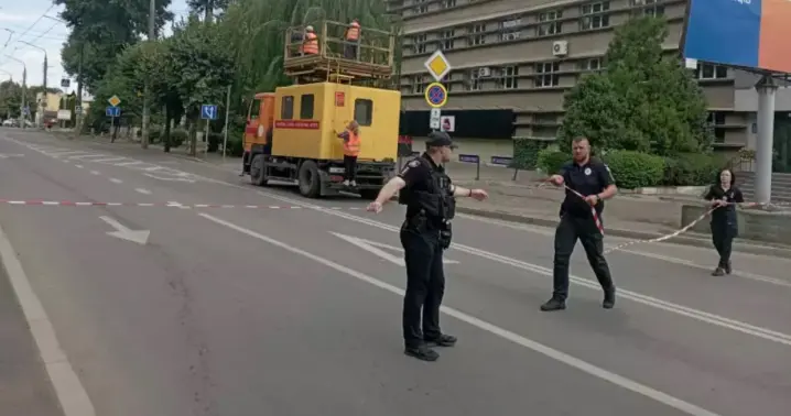 У Чернівцях через наслідки обстрілу перекрили вулицю Головну