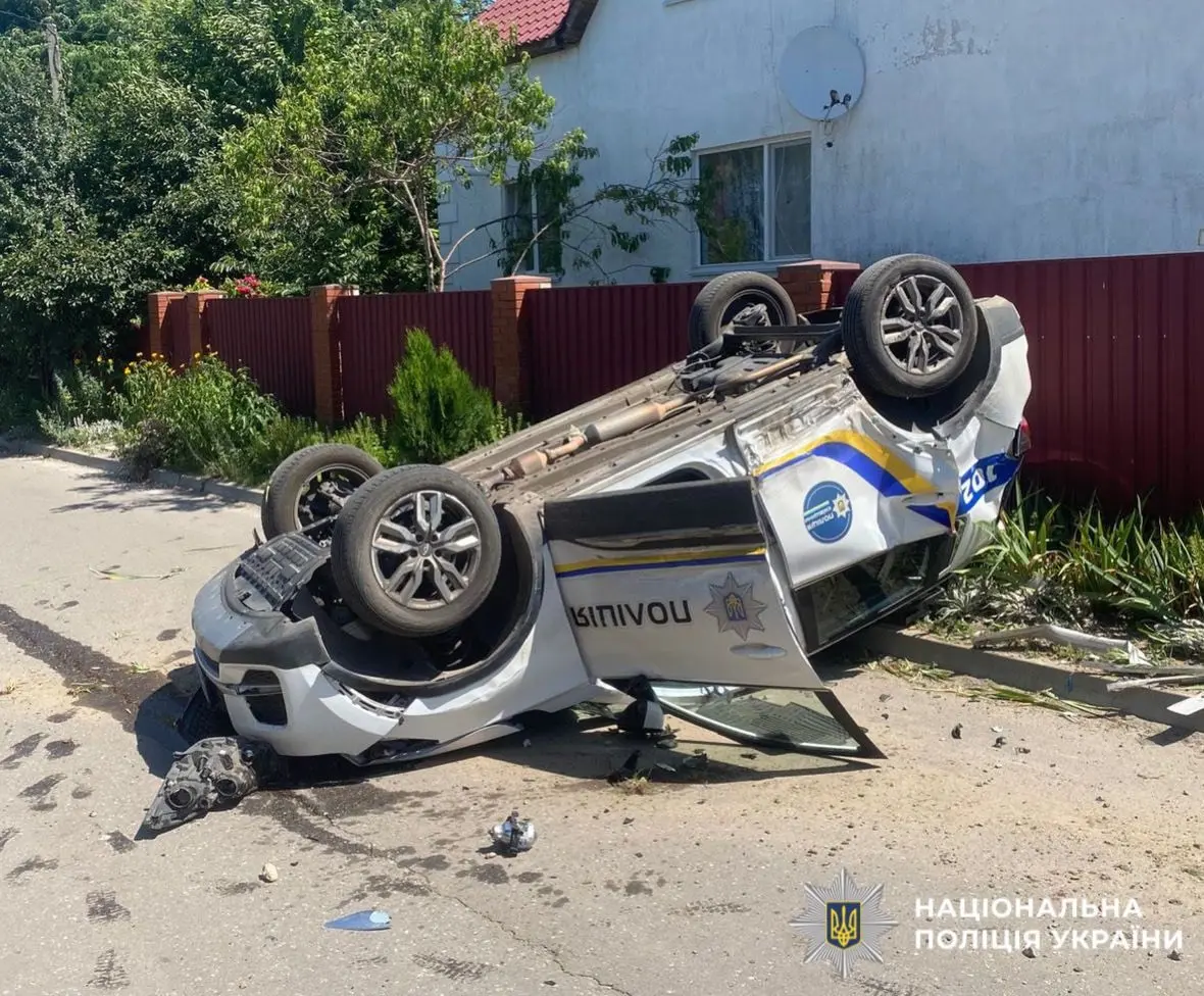 На Київщині легковик зіткнувся з авто патрульних: двох поліцейських госпіталізували