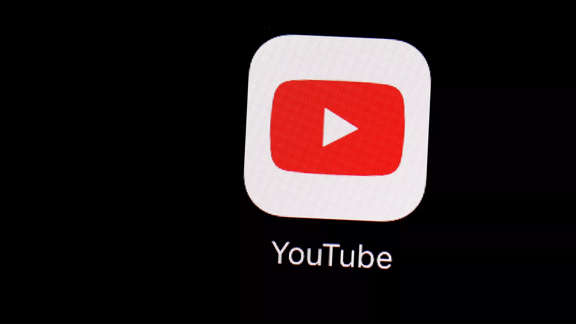YouTube бореться з дезінформацією: непослідовність у Європі