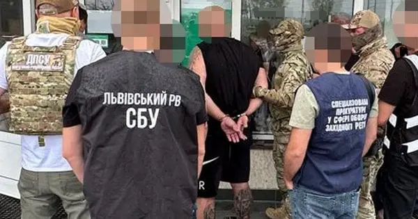 СБУ затримала у Львові 36-річного переправника під час одержання 15 тис. доларів
