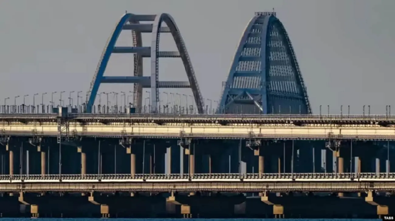Окупанти перекрили Кримський міст
