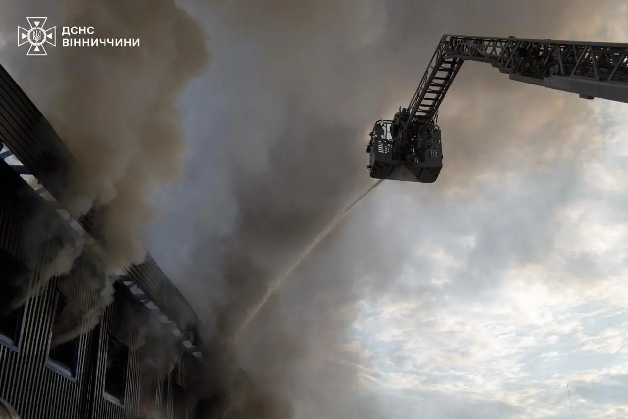 На Вінничині внаслідок атаки БпЛА пошкоджено будинки та два підприємства, є постраждалі (відео)