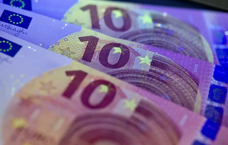 Скільки грошей потрібно брати з собою до ЄС: поради українцям