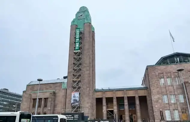 Екоактивісти видерлись на вежу центрального вокзалу Гельсінкі та вивісили свій банер