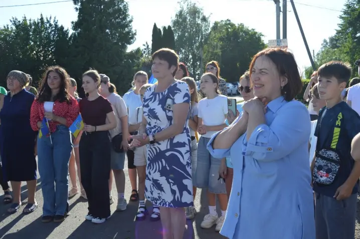 У Новоселиці урочисто з квітами зустріли Героя, який повернувся додому з полону