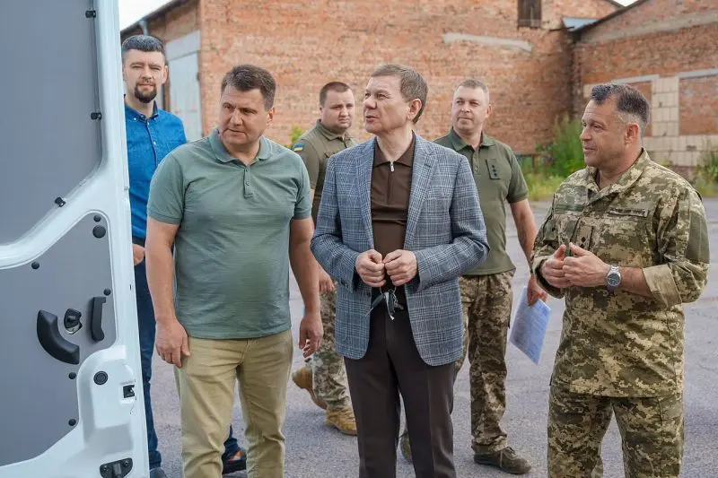 Міжрегіональний координаційний гуманітарний штаб передав автомобіль для Повітряних Сил ЗСУ