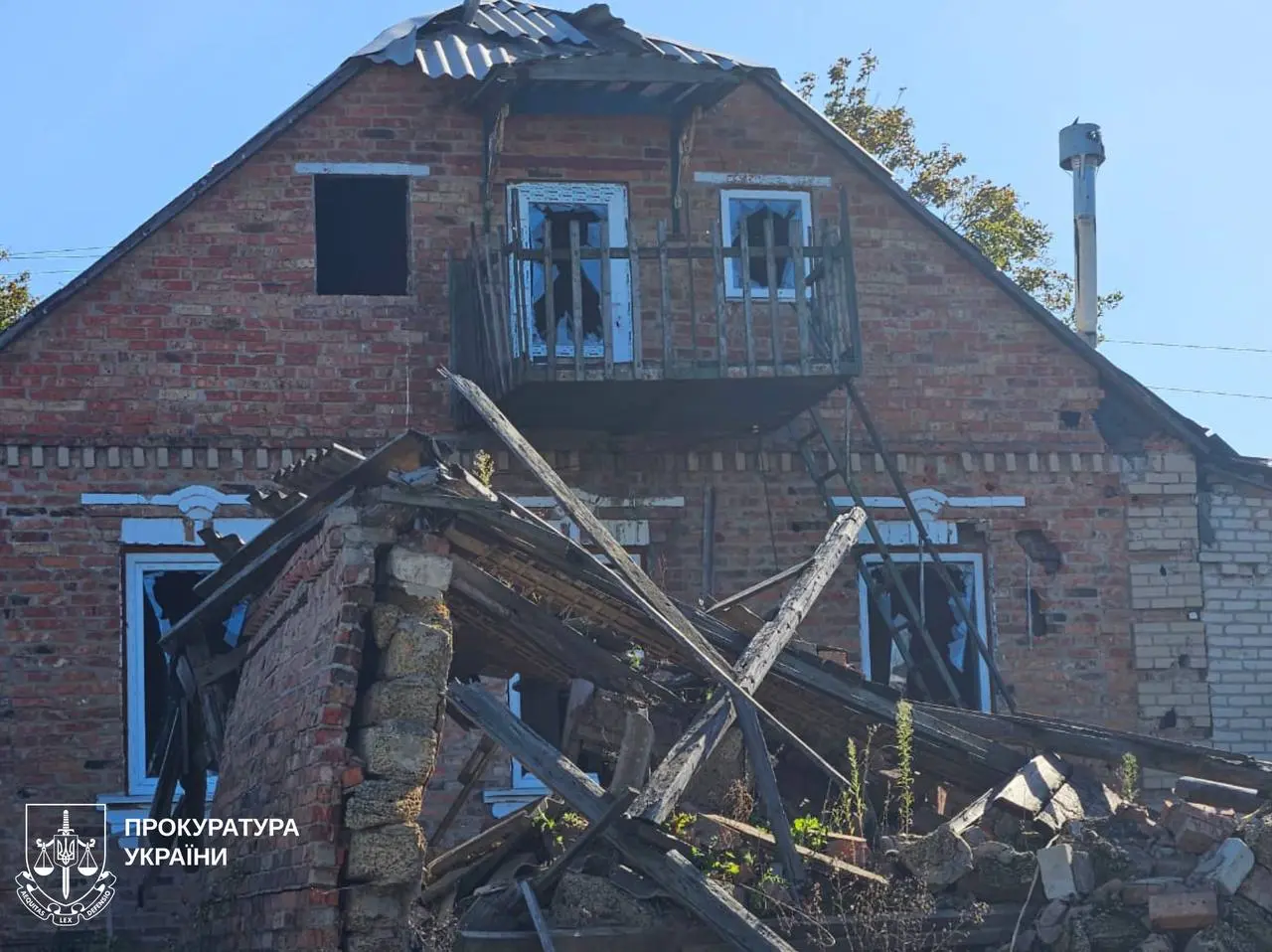 Двоє людей постраждали через обстріли росіян з РСЗВ по селу на Харківщині