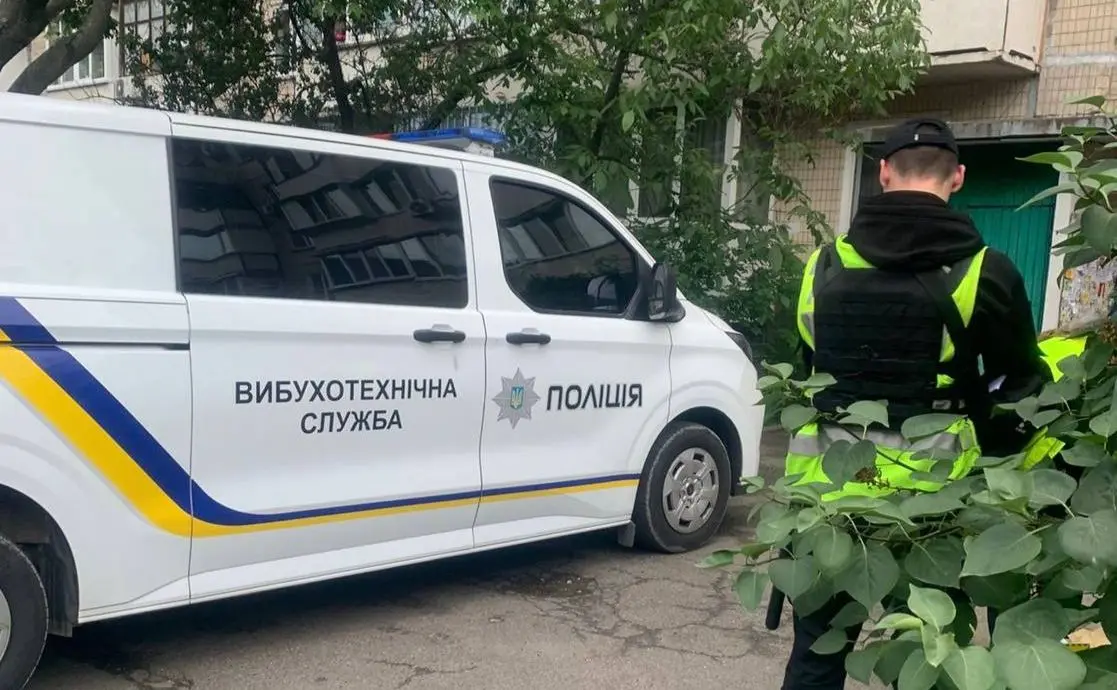 В Оболонському районі з будинку кинули учбову гранату: правоохоронці з’ясовують обставини вибуху