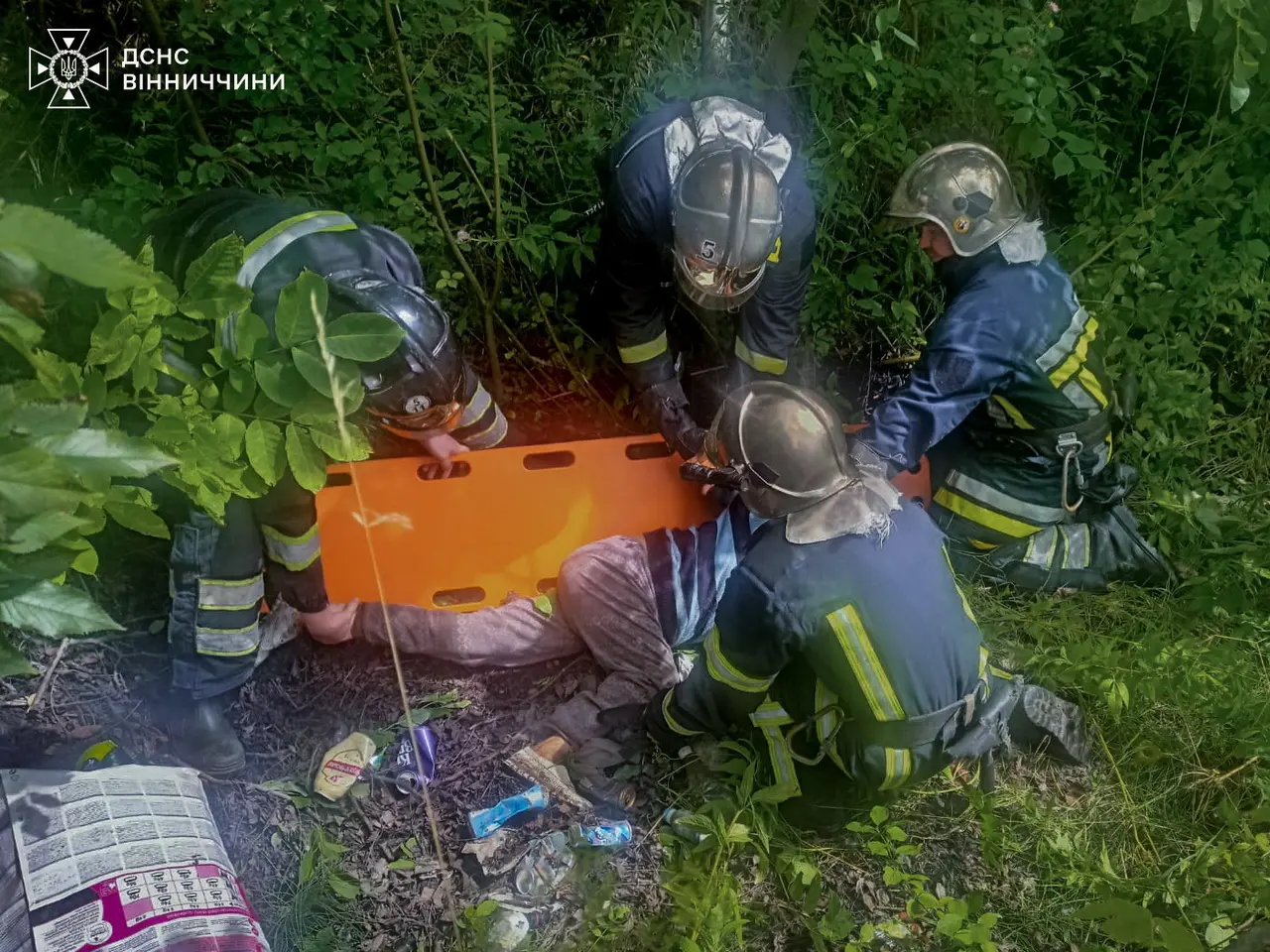У Вінниці рятувальники транспортували до «швидкої» жінку, яка впала зі схилу