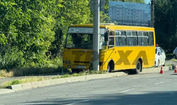 На Винниченка маршрутка влетіла у стовп