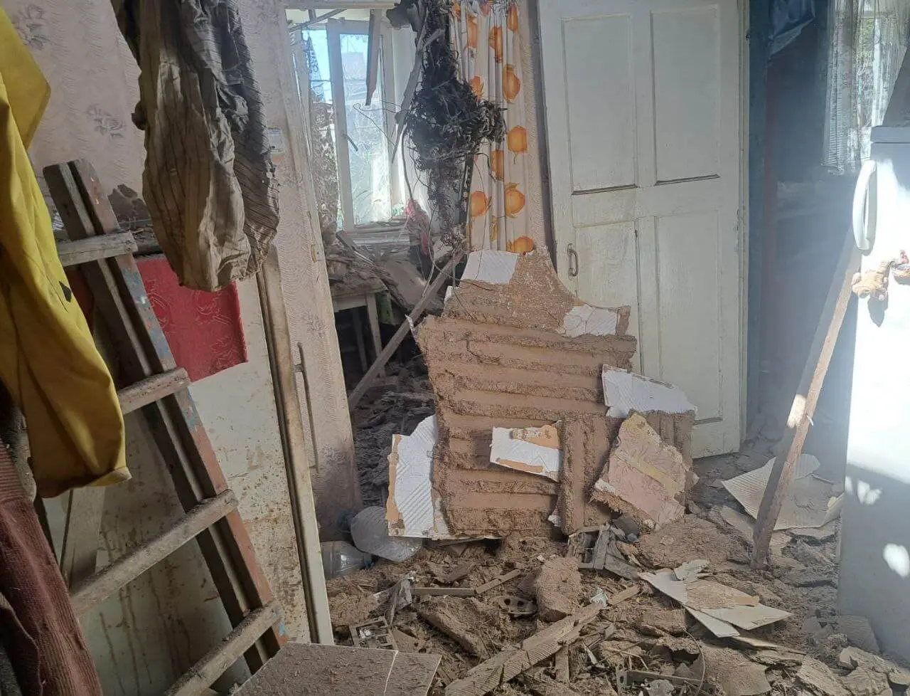 Окупанти обстріляли Нікопольський район дронами та артилерією: пошкоджено 15 будинків, ліцей та автівки