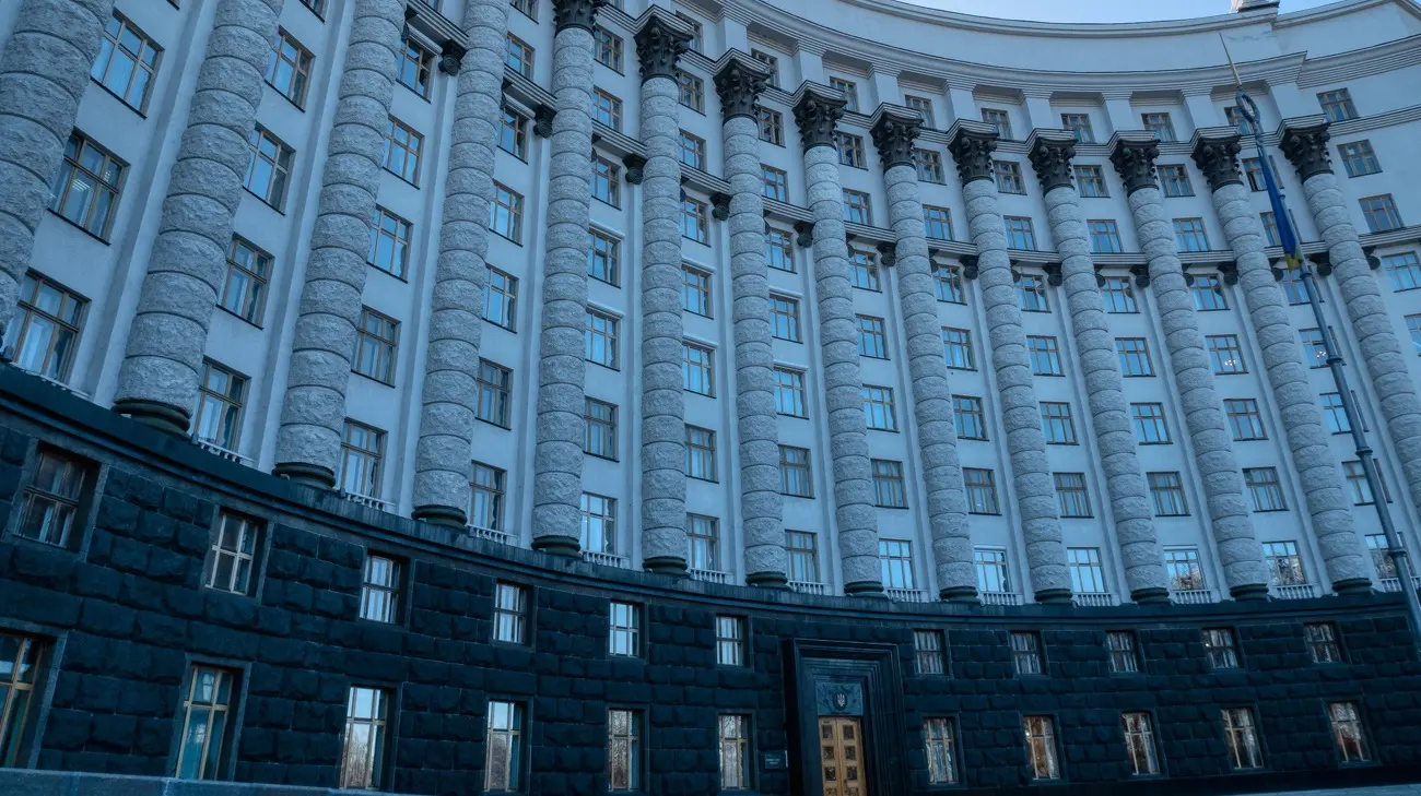 Кабмін дозволив виїзд за кордон жінкам-депутаткам місцевих рад, але є винятки 