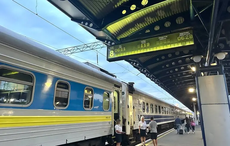 "Укрзалізниця" пішла на зустріч пасажирам: буде лише три маршрути з обов'язковим "Дія.Підписом"