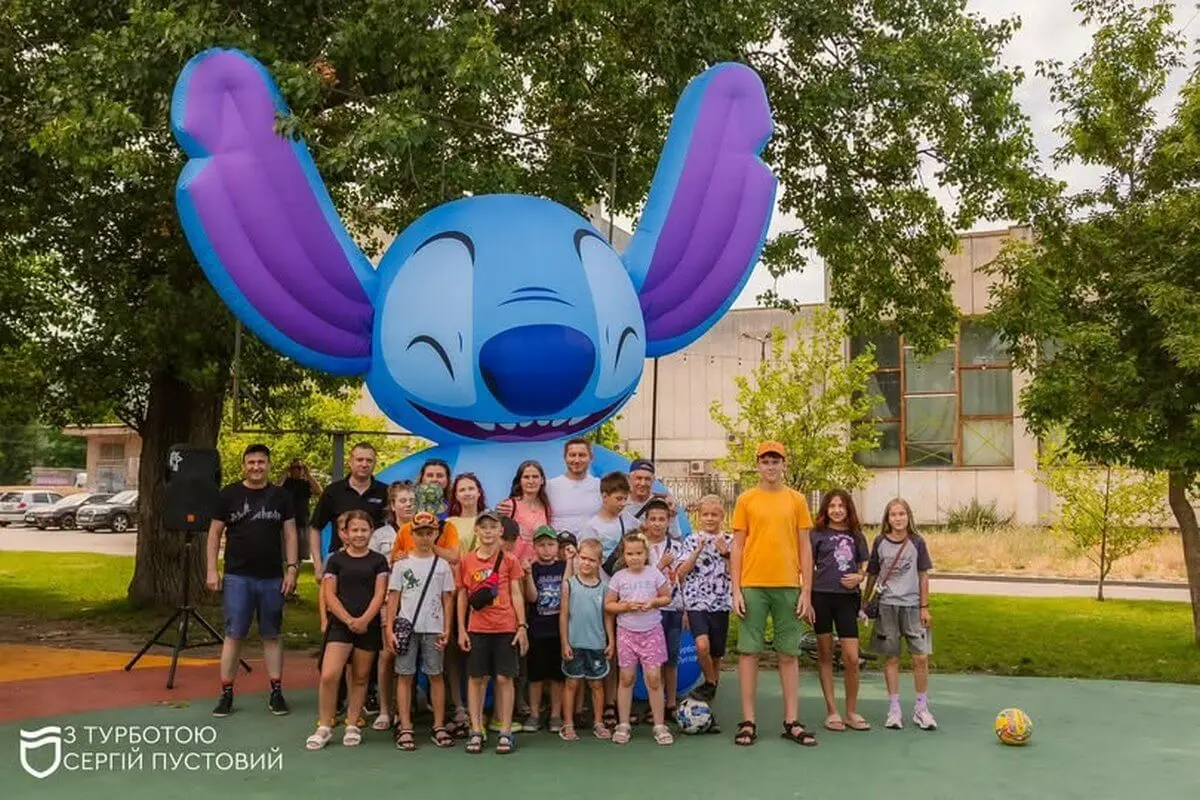 У Дніпрі з’явився п’ятиметровий Стіч: дітей закликають на фотосесію