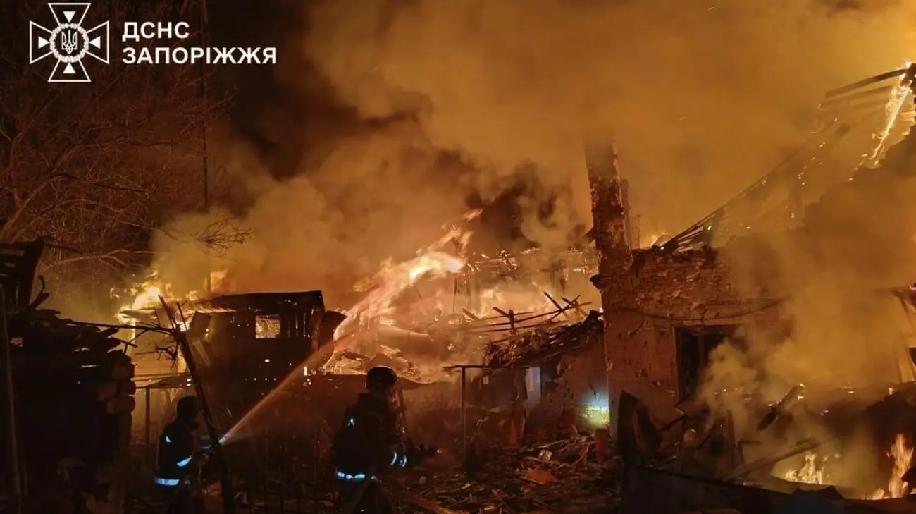 Пожежі, загиблий і понад 10 потерпілих – рятувальники показали наслідки атаки РФ на Запоріжжя