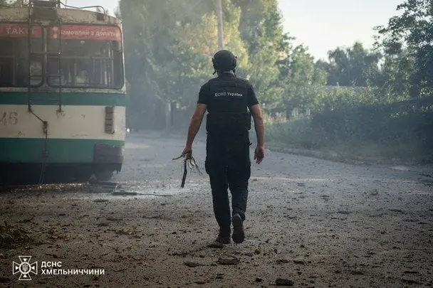 Вночі Росія вдарила по Хмельницькому: є руйнування, під завалами шукають людину (фото)