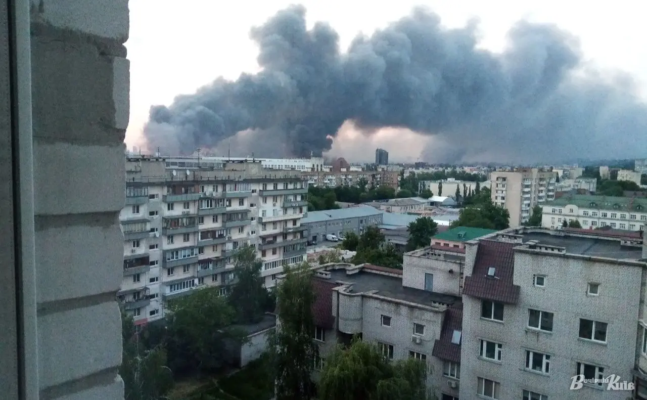 У Києві перекрили рух в районі Лук’янівки: громадський транспорт затримується
