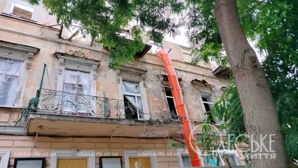 Рани Одеси: як в центрі міста після прильоту рятують історичний будинок