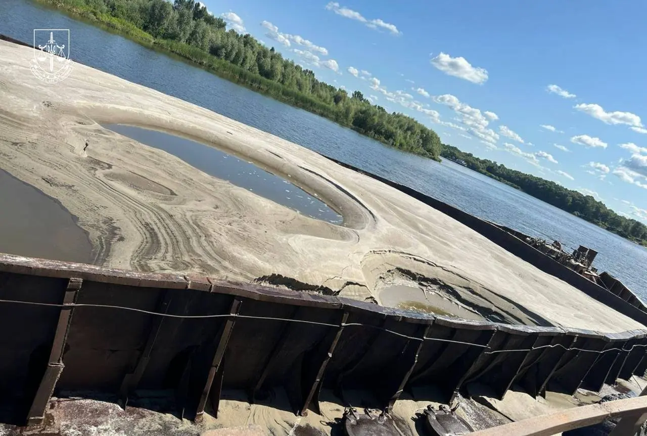 На Київщині судитимуть трьох працівників спецпідприємства, які незаконно видобули 8 тис. тонн піску з річки Десна (фото)