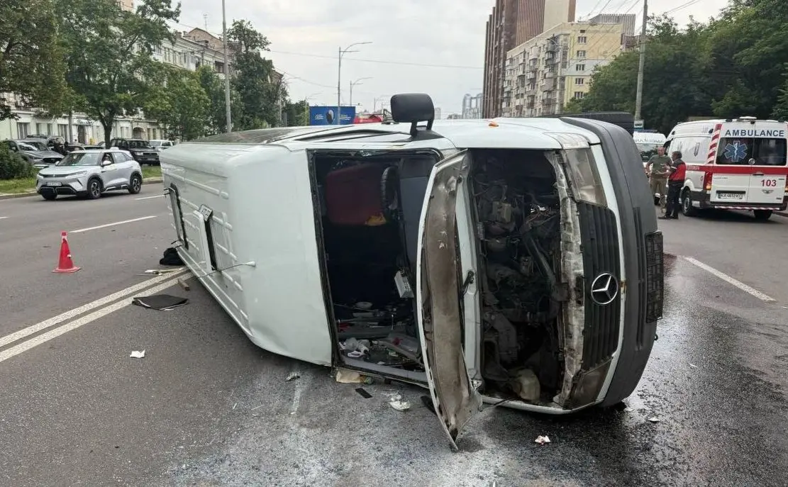 У Києві посеред проспекту перевернувся мікроавтобус: рух ускладнений