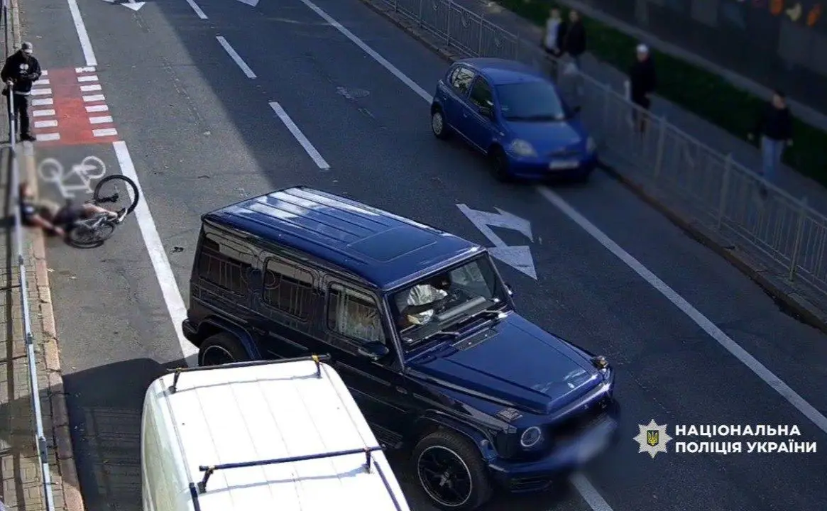 У Києві поліція затримала водія Mercedes, який тяжко побив велосипедиста