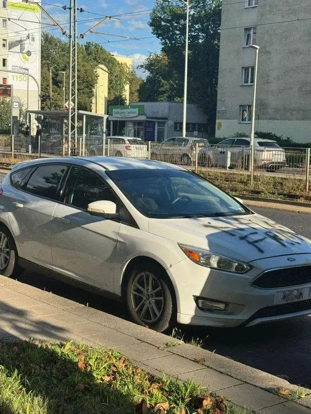 У Вроцлаві невідомі пошкодили автомобіль з українськими номерами: що написали (фото)