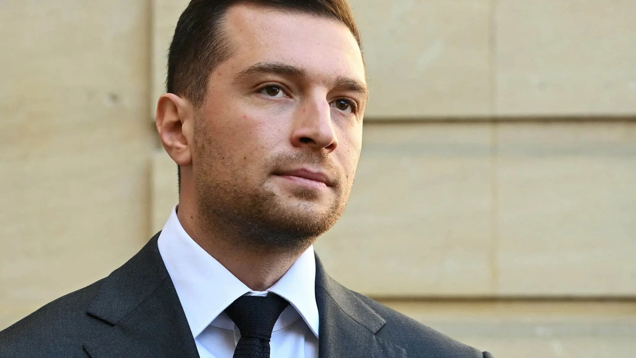У Франції ультраправі погрожують прем&#700;єру через пропозицію скасувати два свята