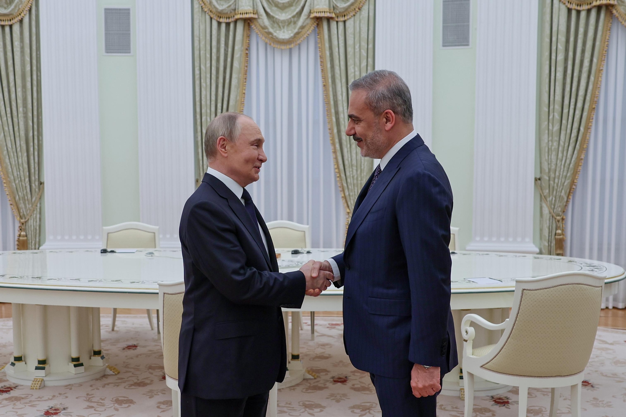Глава МИД Турции приехал в Путин. В конце недели поедет в Украину – Reuters