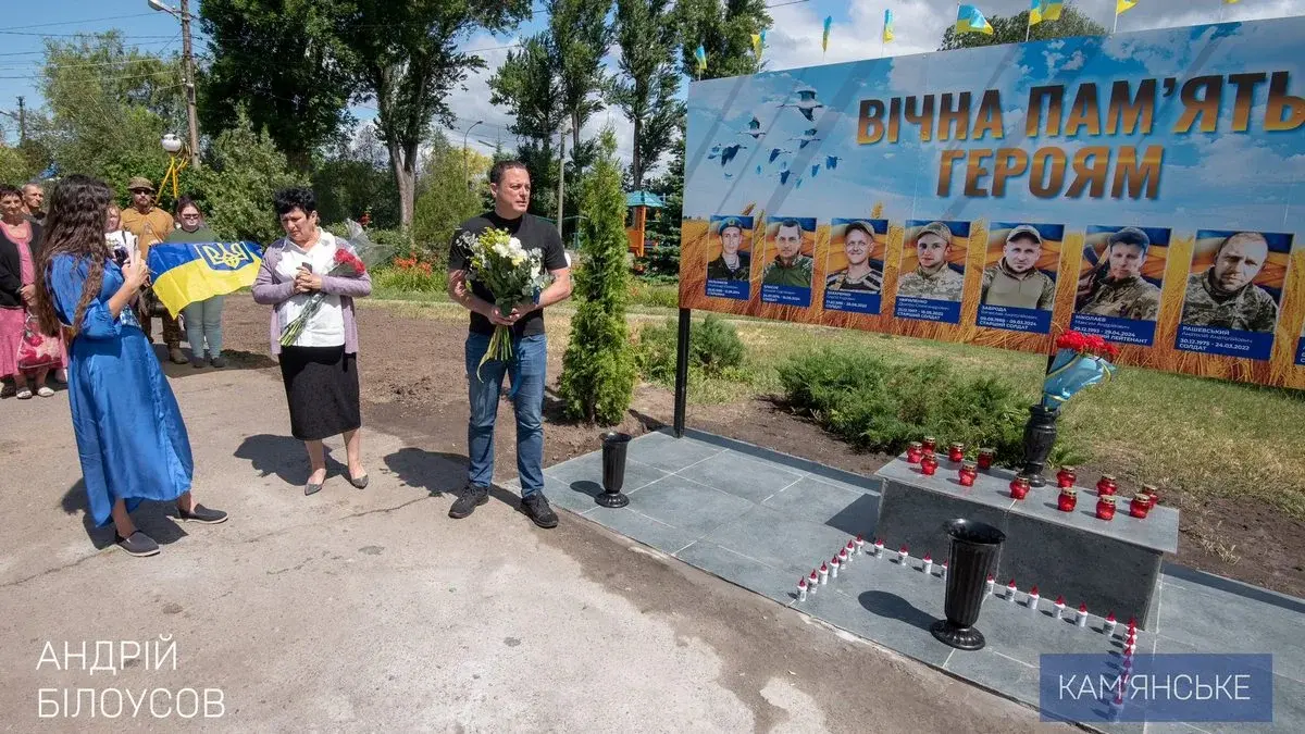 У селищі Карнаухівка з’явився пам’ятний знак на честь загиблих Захисників