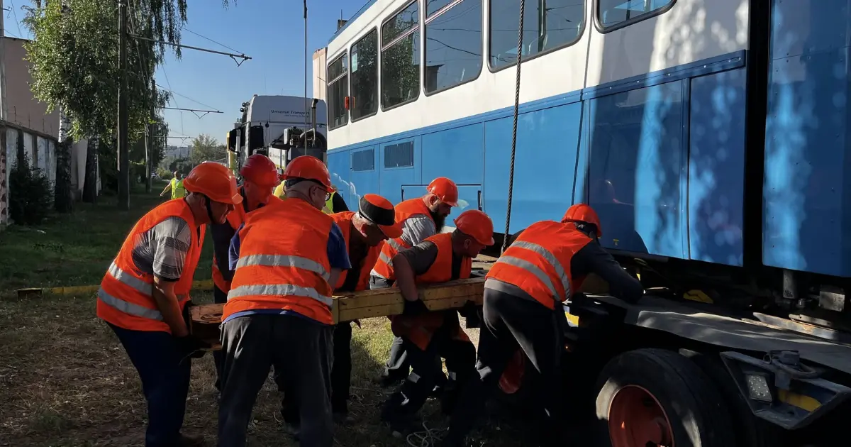 У Вінниці розвантажили у депо 48-й швейцарський трамвай Tram 2000